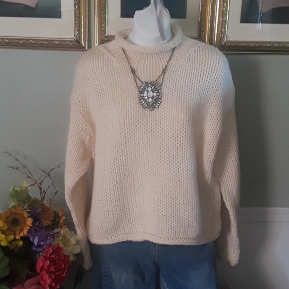 🎀SOLD  🎀BEAUTIFUL VTG SWEATER - Picture 2 of 3